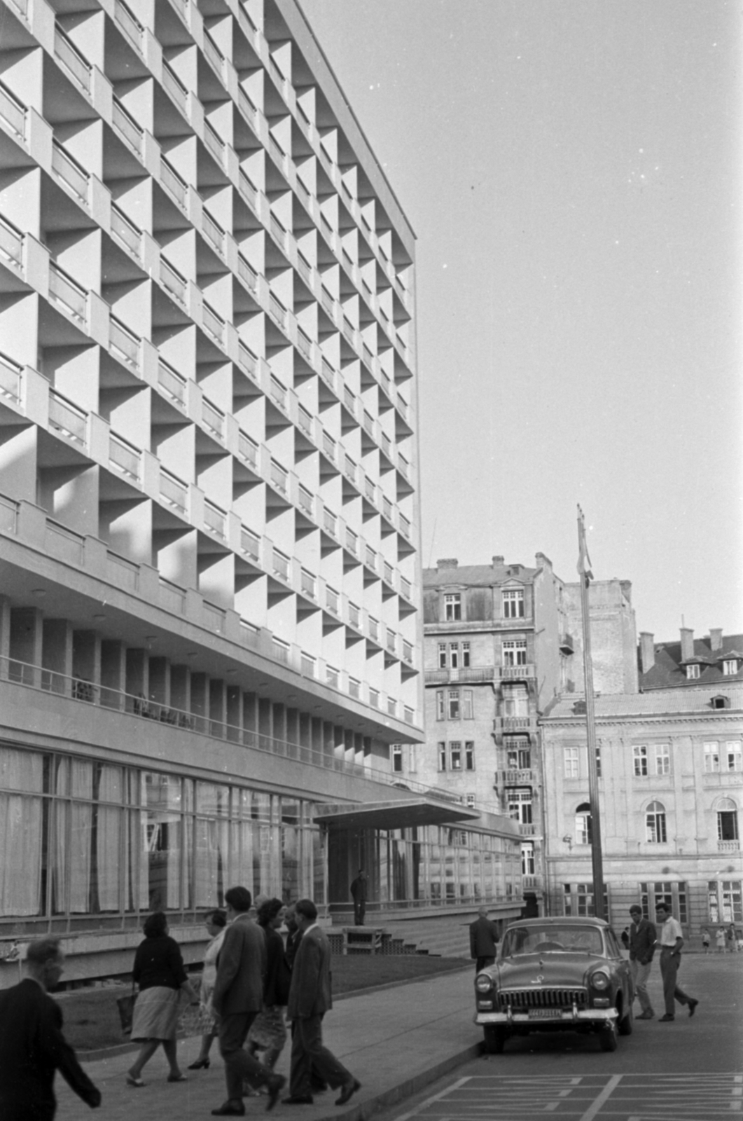 Bulgaria, Sofia, ulica Pozitano az ulica Lege felé nézve, balra a a Hotel Rila., 1964, Ungvári György, Fortepan #189260