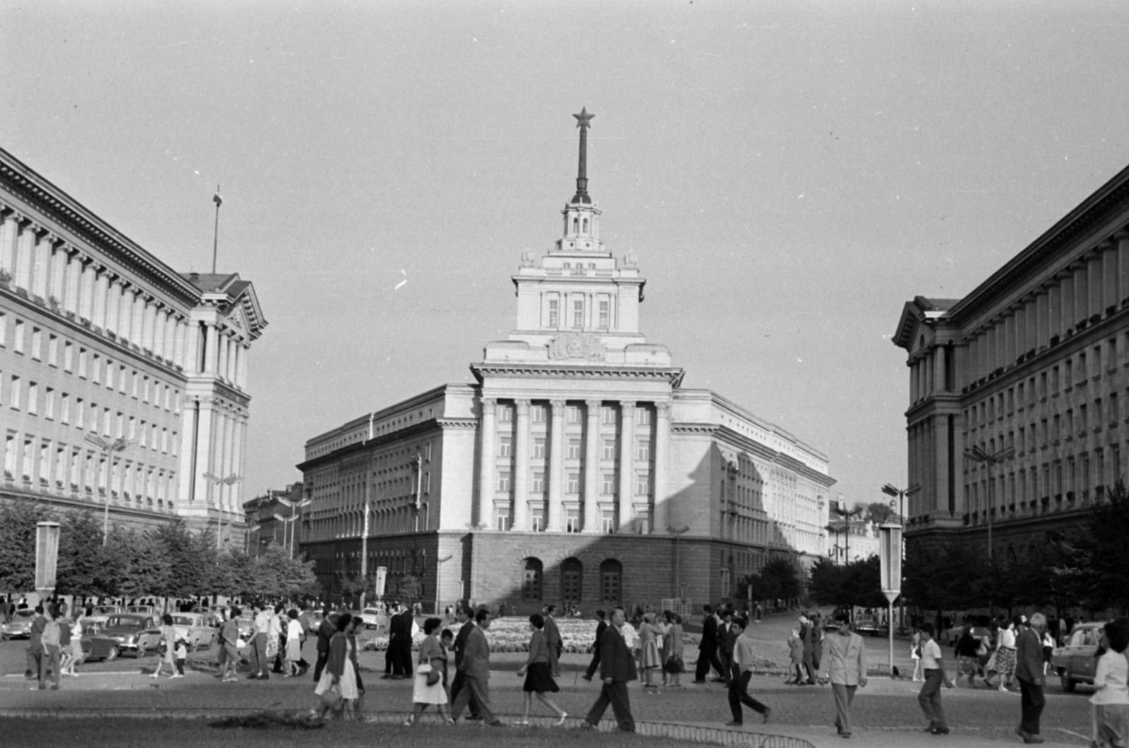 Bulgaria, Sofia, plosad Nezaviszimoszt (plosad Lenin), balra a Minisztertanács, szemben a Bolgár Kommunista Párt székháza (később a Nemzetgyűlés egyik épülete), jobbra az Elnöki Palota épülete., 1964, Ungvári György, Fortepan #189272