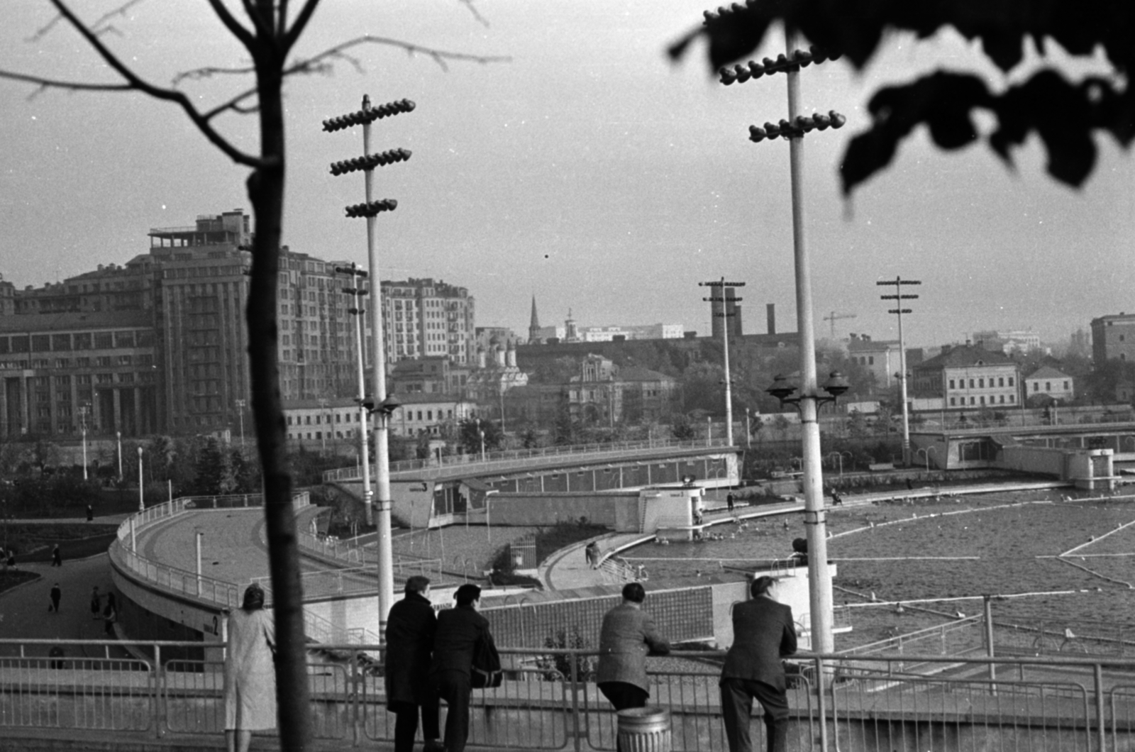 Russia, Moscow, Pecsisztenszka (Kropotkinszka) rakpart, a Moszkva uszoda (az 1931-ben felrobbantott Megváltó Krisztus-székesegyház helyén épült a II. VH után, majd megszüntetésével 1996-ra újjáépítették a székesegyházat)., 1962, Ungvári György, Fortepan #189276