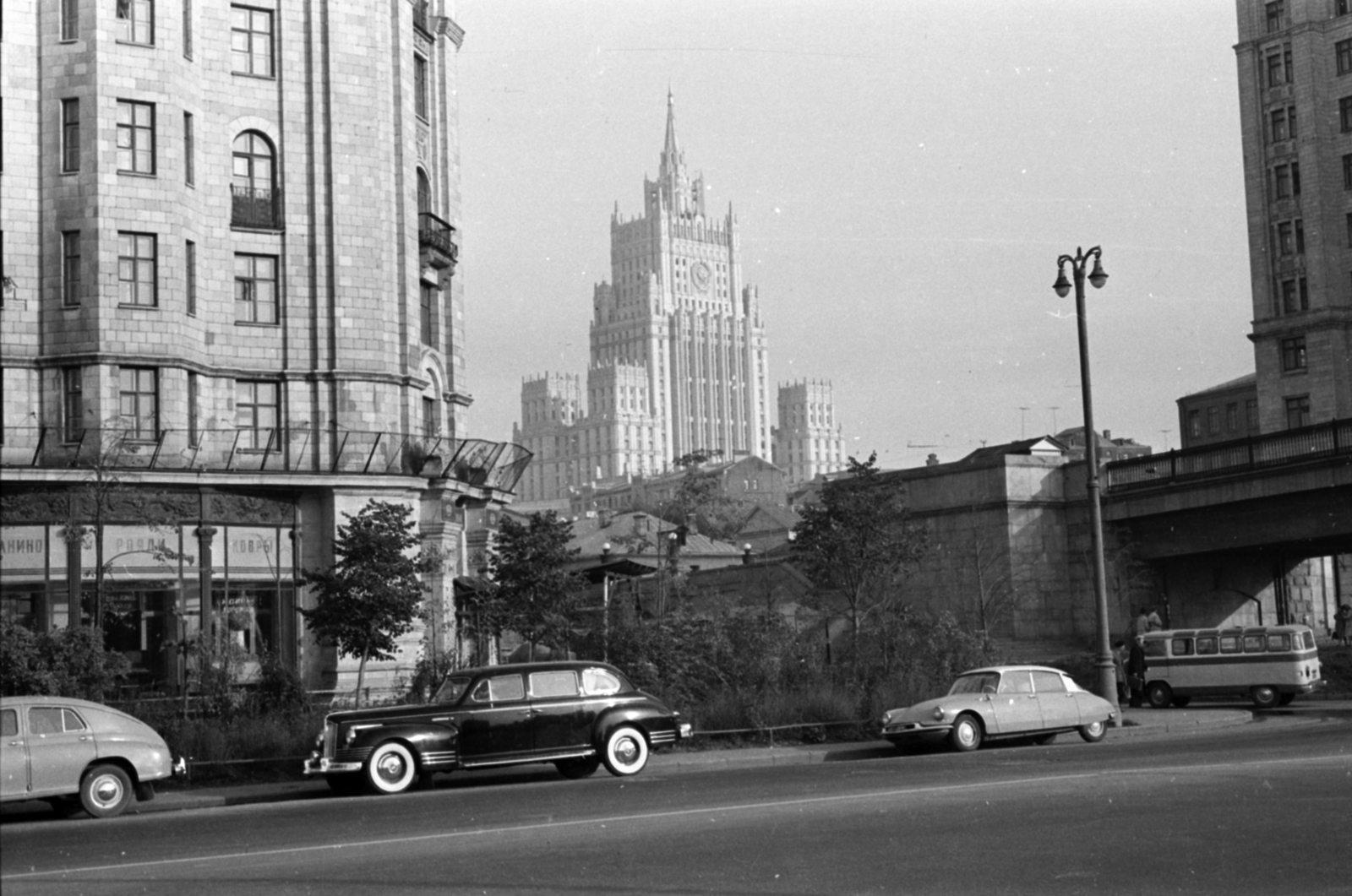 Russia, Moscow, Szmolenszk rakpart, jobbra a Szmolenszki metróhíd, középen a háttérben a Külügyminisztérium felhőkarcolója., 1962, Ungvári György, Fortepan #189282