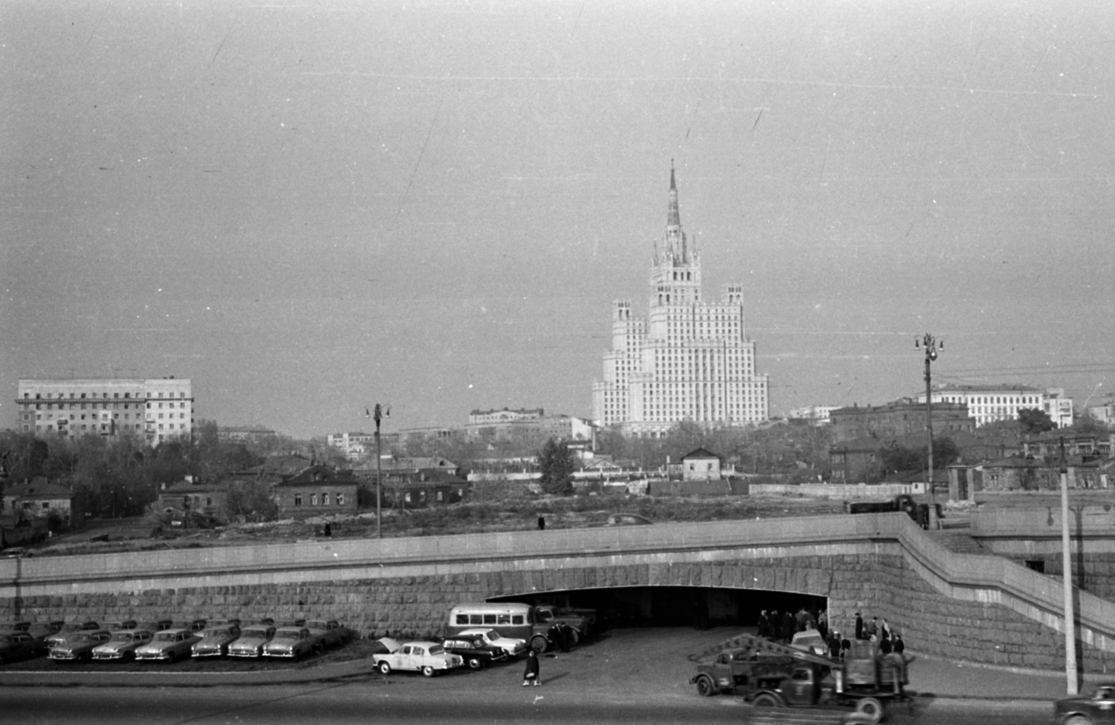 Russia, Moscow, látkép a Novoarbatszki (Kalinyin) híd felől, előtérben a Krasznopresznyenszkaja rakpart, középen a háttérben a Külügyminisztérium felhőkarcolója., 1962, Ungvári György, Fortepan #189284
