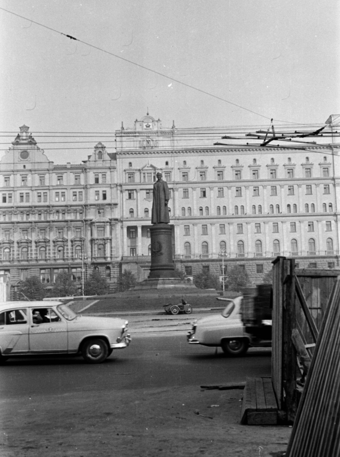 Russia, Moscow, Lubjanka (Dzerzsinszkij) tér a Nyikolszkaja (25. Oktjabrja) utca felől, szemben a Dzerzsinszkij-szobor (Vucsetics, 1958.), mögötte jobbra a KGB épülete., 1962, Ungvári György, Fortepan #189296