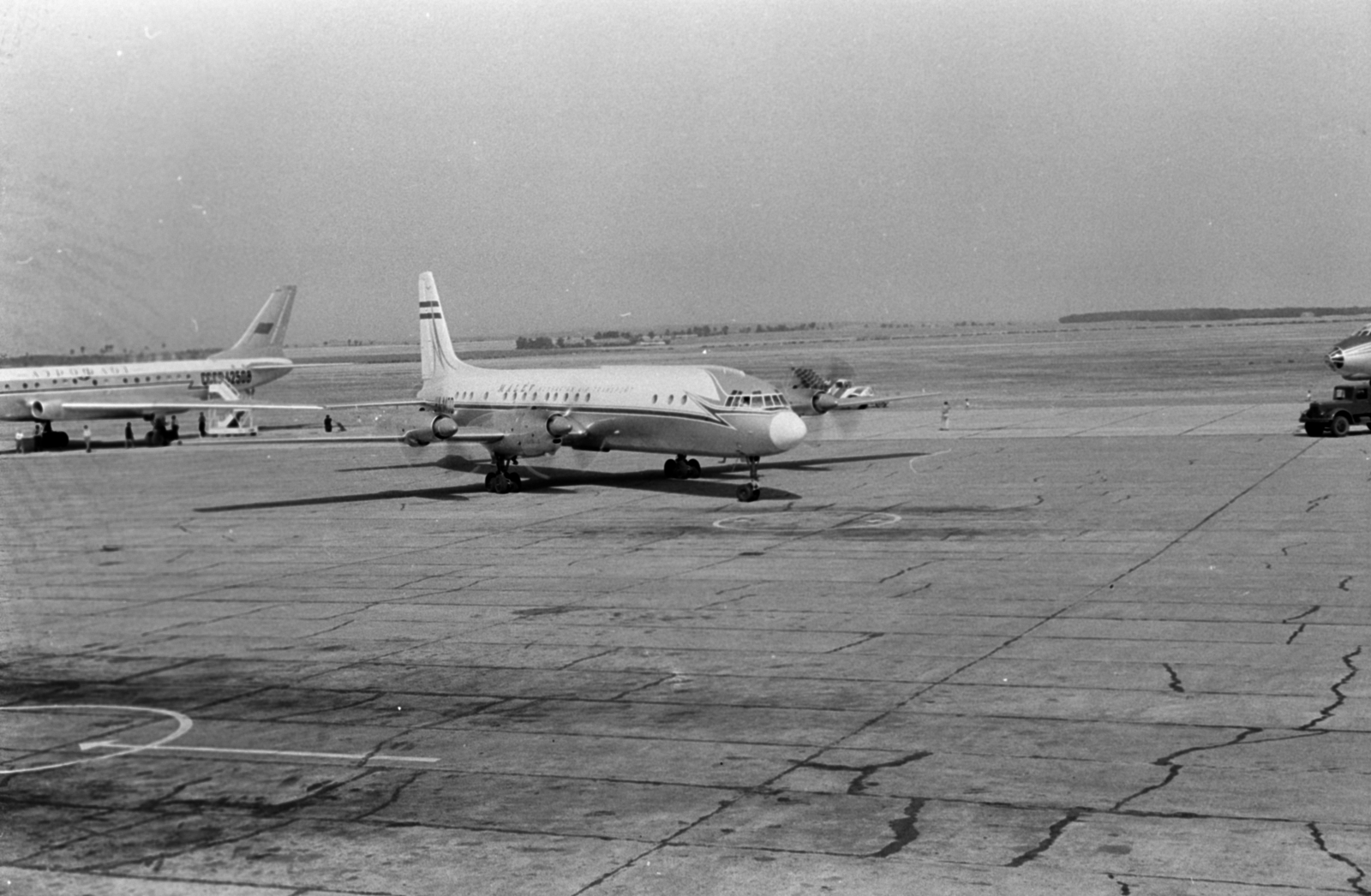 Hungary, Ferihegy (now - Ferenc Liszt) International Airport, Budapest XVIII., 1965, Ungvári György, Hungarian Airlines, Aeroflot airlines, Budapest, Fortepan #189308