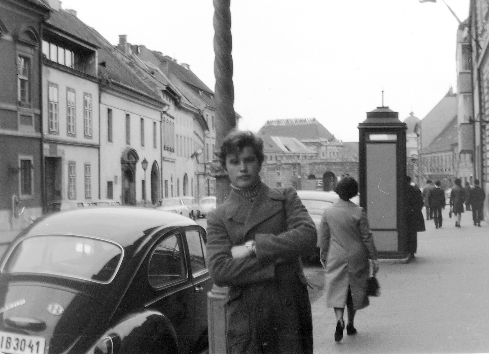 Hungary, Budapest I., Tárnok utca, szemben a Honvéd Főparancsnokság romos épülete. Kalocsay Miklós színművész., 1971, Fortepan, portrait, street furniture, Gerrman brand, Volkswagen-brand, phone booth, automobile, Volkswagen Beetle, Budapest, country code sign, Fortepan #18931