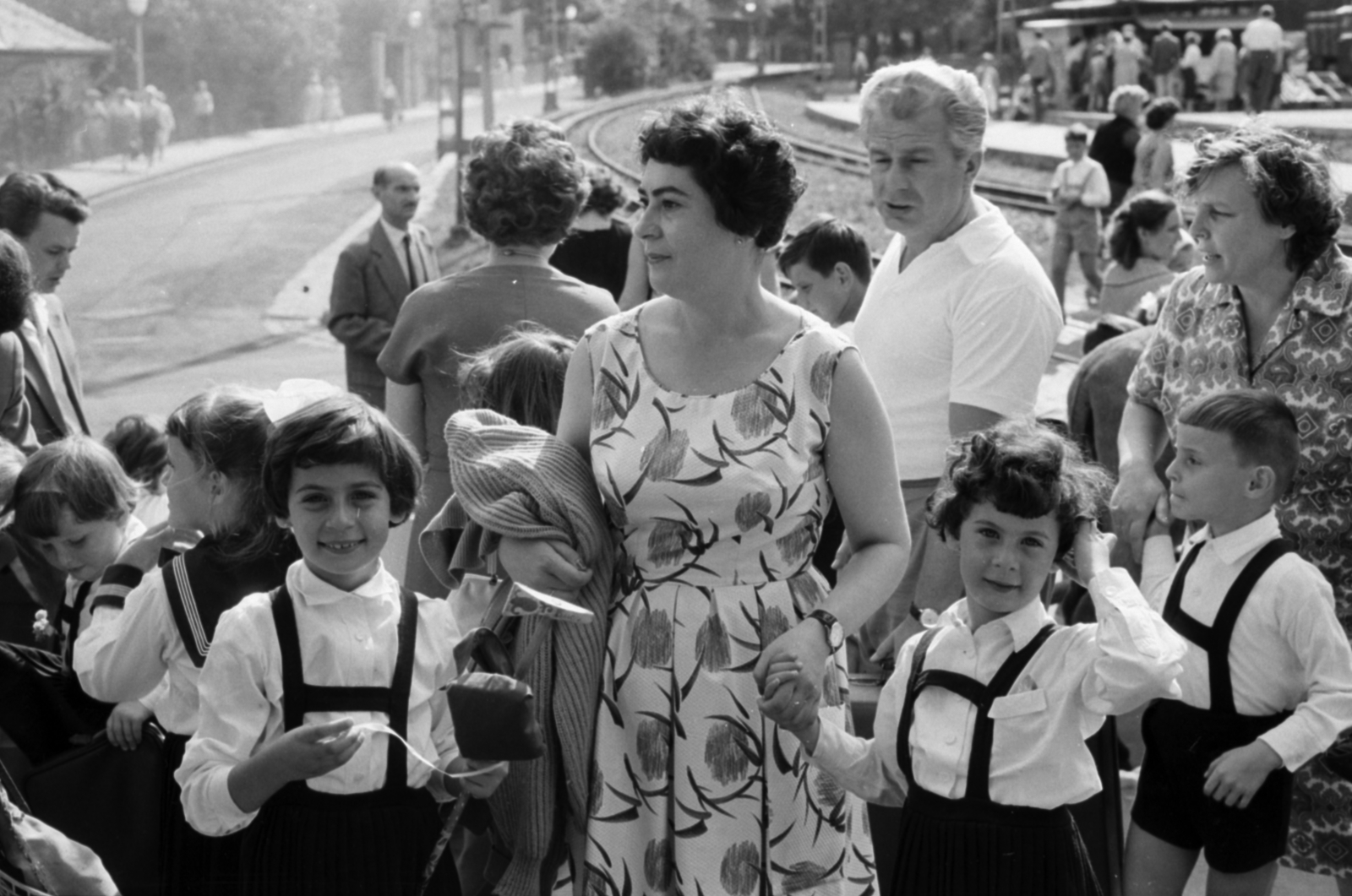 Hungary, Budapest XII., Eötvös út, a felvétel a Fogaskerekű Svábhegy állomásánál készült. Háttérben szemben a Karthauzi utca., 1965, Ungvári György, Budapest, Fortepan #189312