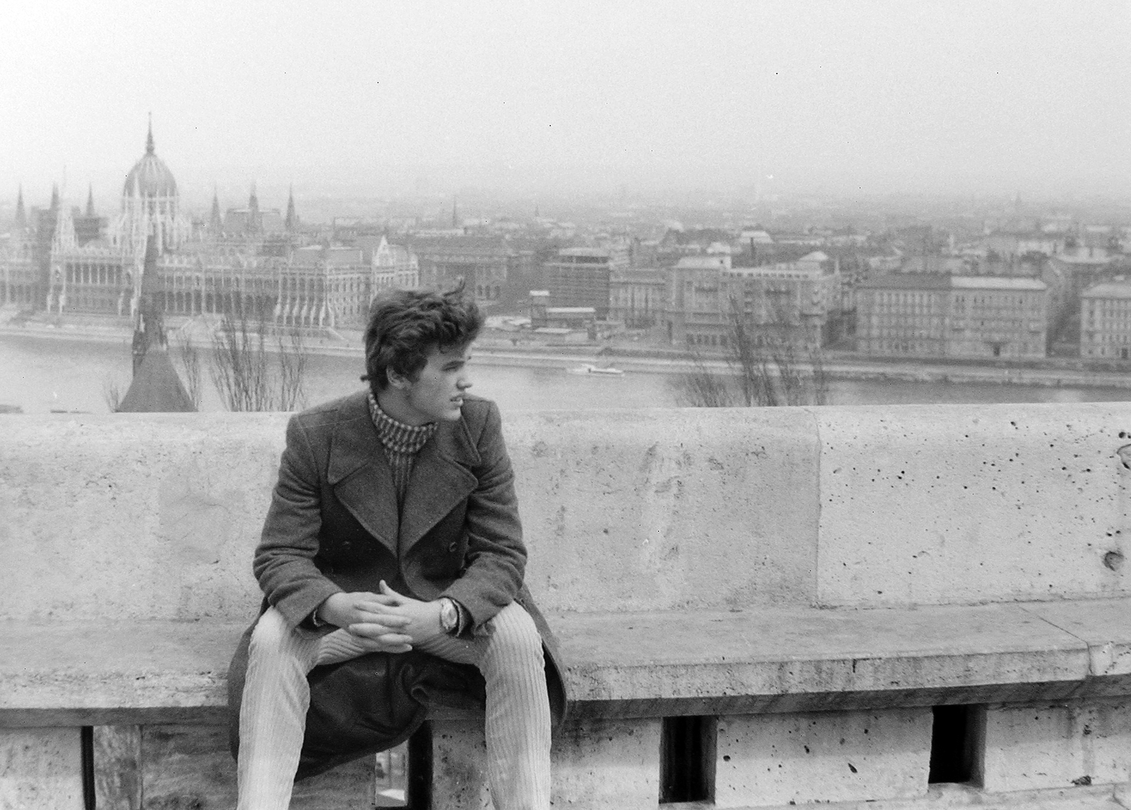 Magyarország, Halászbástya,budai Vár, Budapest I., háttérben az Országház. Kalocsay Miklós színművész., 1971, Fortepan, portré, látkép, Steindl Imre-terv, országház, neogótika, Duna, eklektikus építészet, Budapest, Fortepan #18934