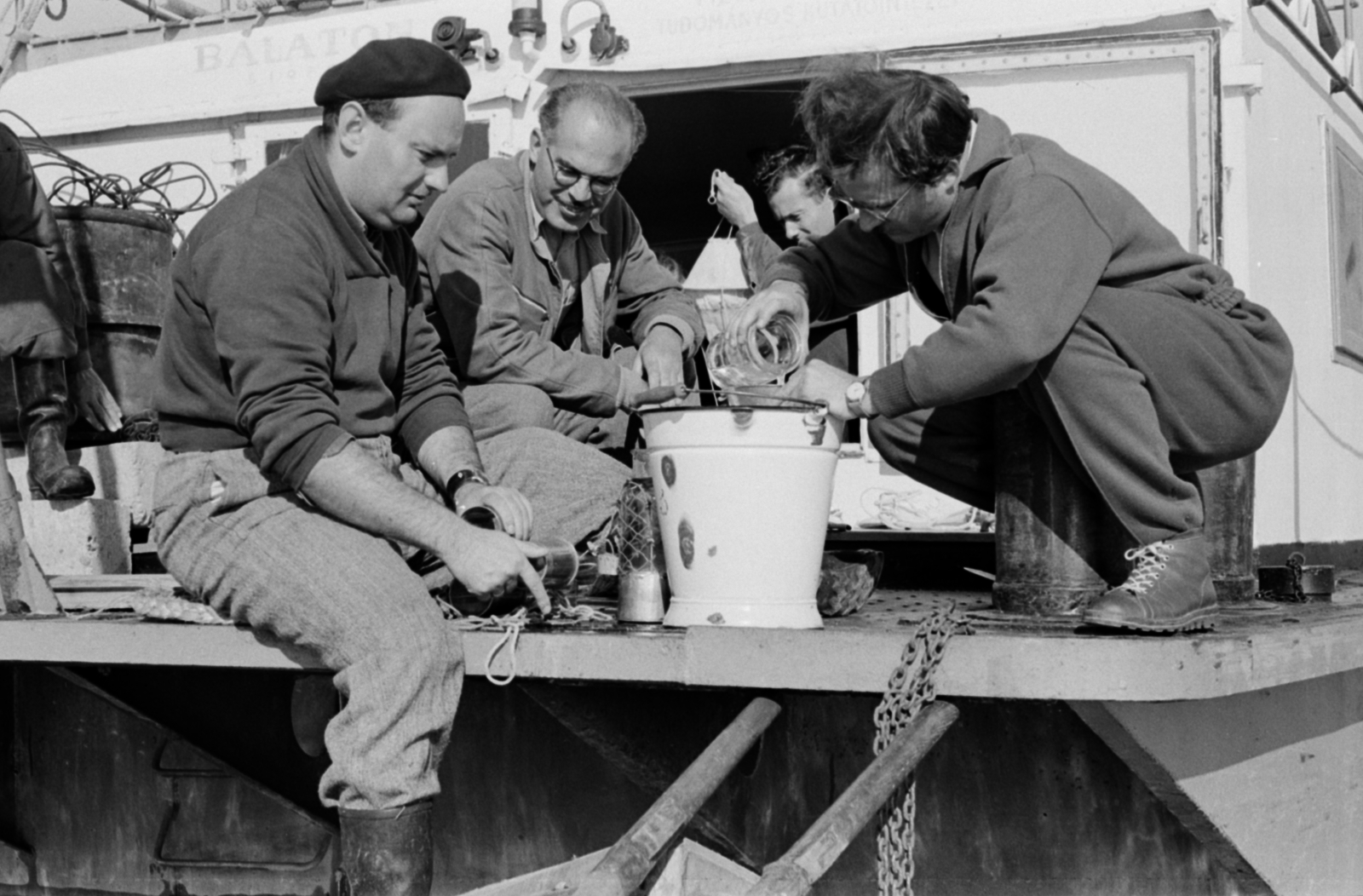 1958, Tölg Anna, bucket, sampling, Fortepan #189376