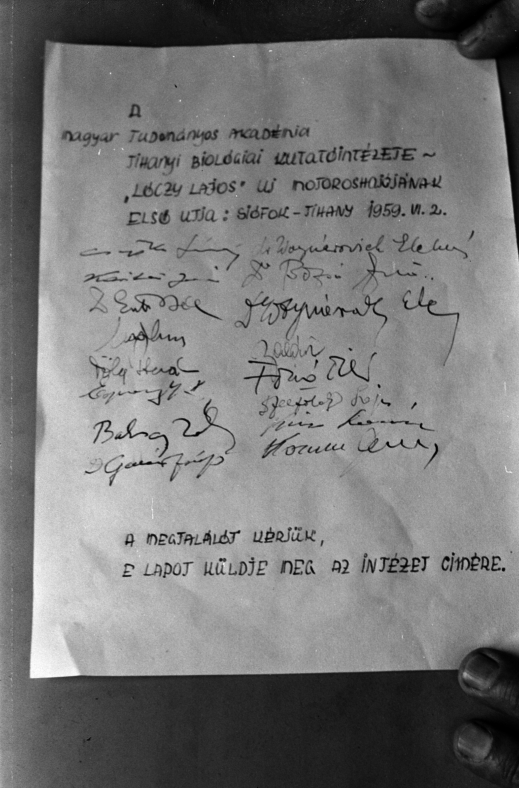 Hungary,Lake Balaton, a Magyar Tudományos Akadémia Biológiai Kutatóintézete (később Ökológiai Kutatóközpont Balatoni Limnológiai Intézet) Lóczy Lajosról elnevezett kutatóhajójának vízrebocsátásakor, a Balatonba dobott palackba tett üzenet., 1959, Tölg Anna, message, Fortepan #189427