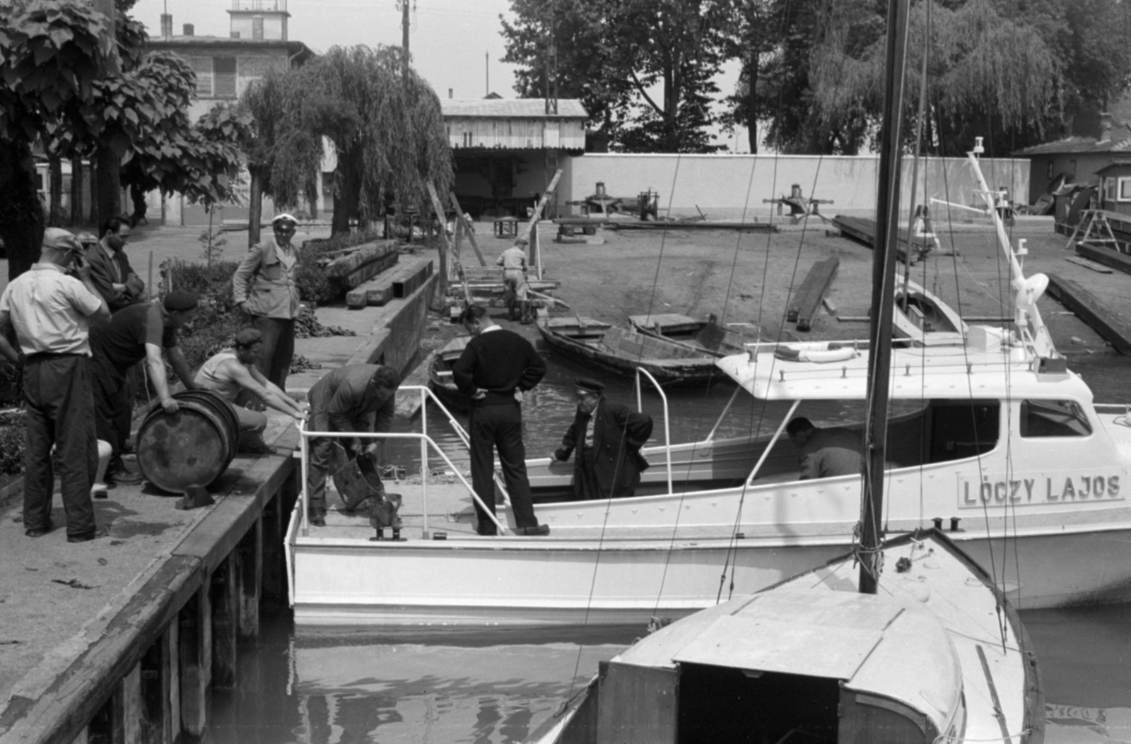 Hungary,Lake Balaton, Siófok, kikötő (korábbi MAC vitorláskikötő), előtérben a Magyar Tudományos Akadémia Biológiai Kutatóintézete (később Ökológiai Kutatóközpont Balatoni Limnológiai Intézet) Lóczy Lajosról elnevezett kutatóhajója., 1959, Tölg Anna, barrel, Fortepan #189431