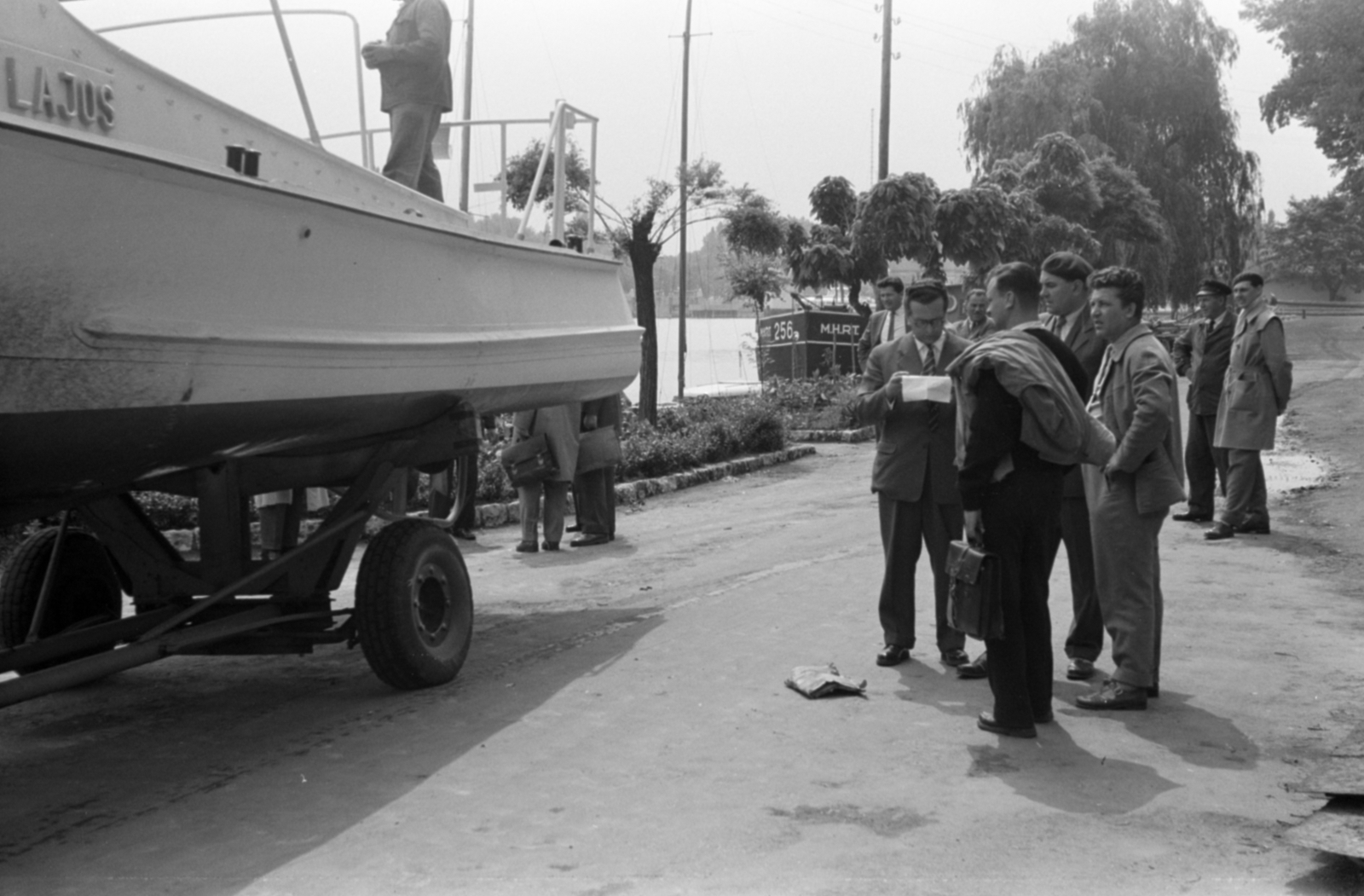 Hungary,Lake Balaton, Siófok, kikötő (korábbi MAC vitorláskikötő), balra a tréleren a Magyar Tudományos Akadémia Biológiai Kutatóintézete (később Ökológiai Kutatóközpont Balatoni Limnológiai Intézet) Lóczy Lajosról elnevezett kutatóhajója., 1959, Tölg Anna, gaping, Fortepan #189432