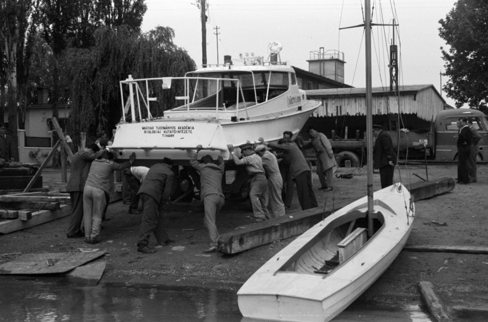 Hungary,Lake Balaton, Siófok, kikötő (korábbi MAC vitorláskikötő), a tréleren a Magyar Tudományos Akadémia Biológiai Kutatóintézete (később Ökológiai Kutatóközpont Balatoni Limnológiai Intézet) Lóczy Lajosról elnevezett kutatóhajója., 1959, Tölg Anna, worker, Fortepan #189437