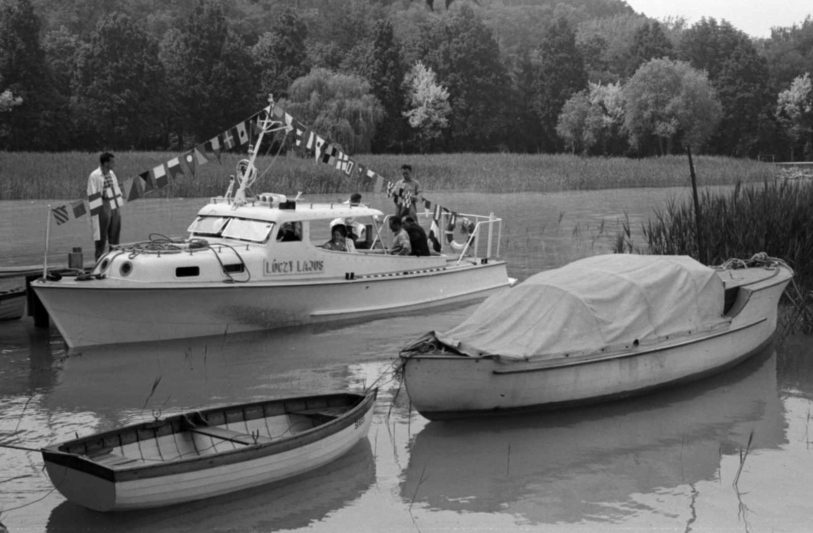 Hungary,Lake Balaton, Tihany, a Magyar Tudományos Akadémia Biológiai Kutatóintézete (később Ökológiai Kutatóközpont Balatoni Limnológiai Intézet) Lóczy Lajosról elnevezett kutatóhajója az intézet kikötőjében., 1959, Tölg Anna, ship, boat, bunting, tilt, Fortepan #189440