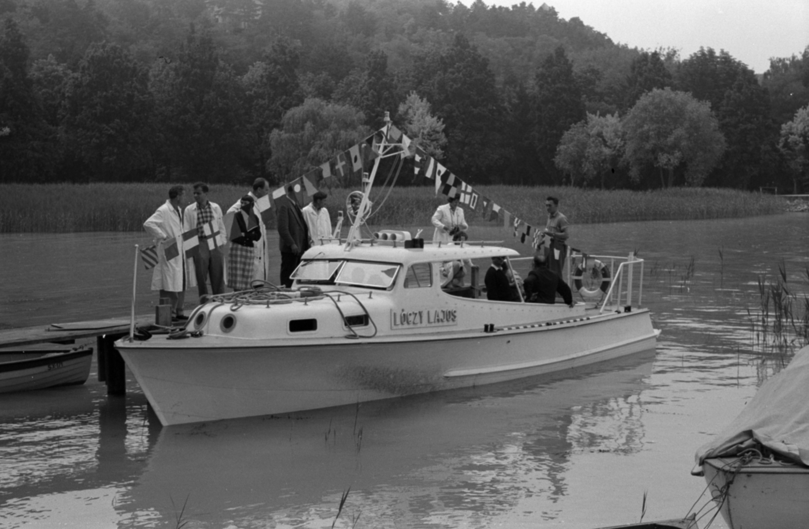 Magyarország,Balaton, Tihany, a Magyar Tudományos Akadémia Biológiai Kutatóintézete (később Ökológiai Kutatóközpont Balatoni Limnológiai Intézet) Lóczy Lajosról elnevezett kutatóhajója az intézet kikötőjében., 1959, Tölg Anna, hajó, zászlódísz, Fortepan #189441