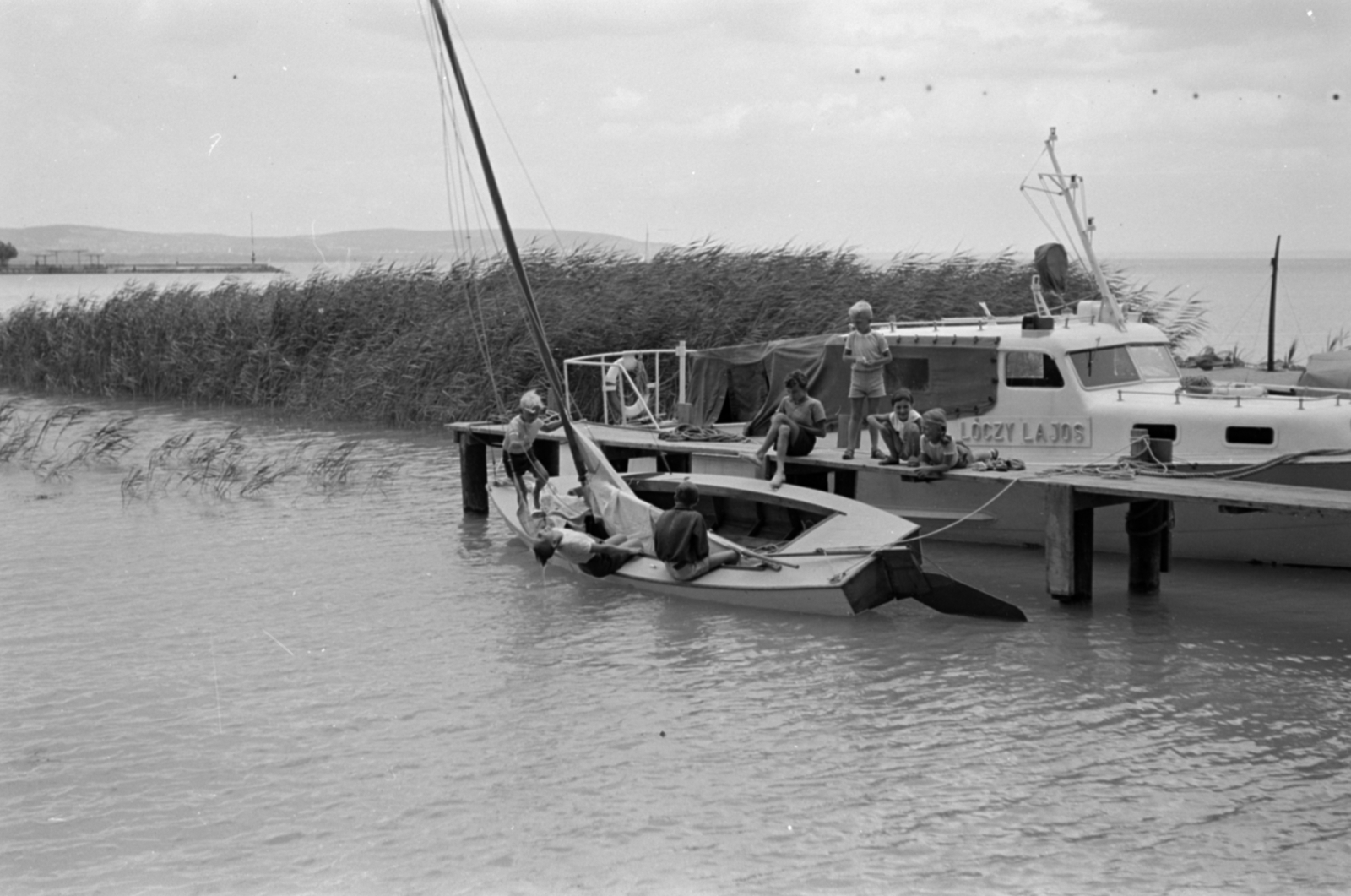 Hungary,Lake Balaton, Tihany, a stég túloldalán a Magyar Tudományos Akadémia Biológiai Kutatóintézete (később Ökológiai Kutatóközpont Balatoni Limnológiai Intézet) Lóczy Lajosról elnevezett kutatóhajója., 1959, Tölg Anna, kids, reed, Fortepan #189480