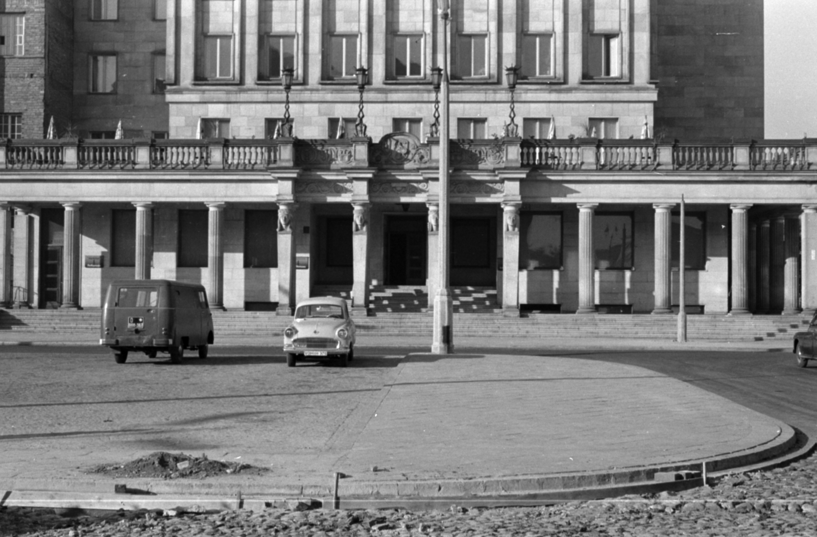 Poland, Warsaw, plac Powstańców Warszawy, szemben a Hotel Warszawa (Prudential felhőkarcoló) bejárata., 1959, Tölg Anna, railing, colonnade, Fortepan #189517
