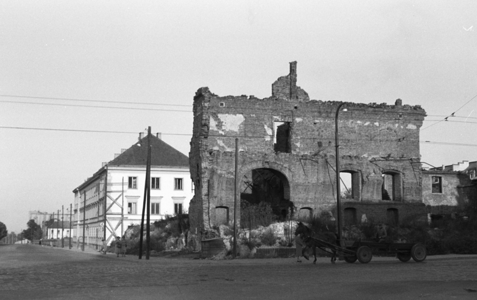Poland, Warsaw, balra az ulica Konwiktorska, jobbra az ulica Bonifraterska, szemben a Szent János-kórház romjai, mögötte a Lengyel Vakok Egyesületének székháza., 1959, Tölg Anna, Horse-drawn carriage, damaged building, war damage, Fortepan #189521