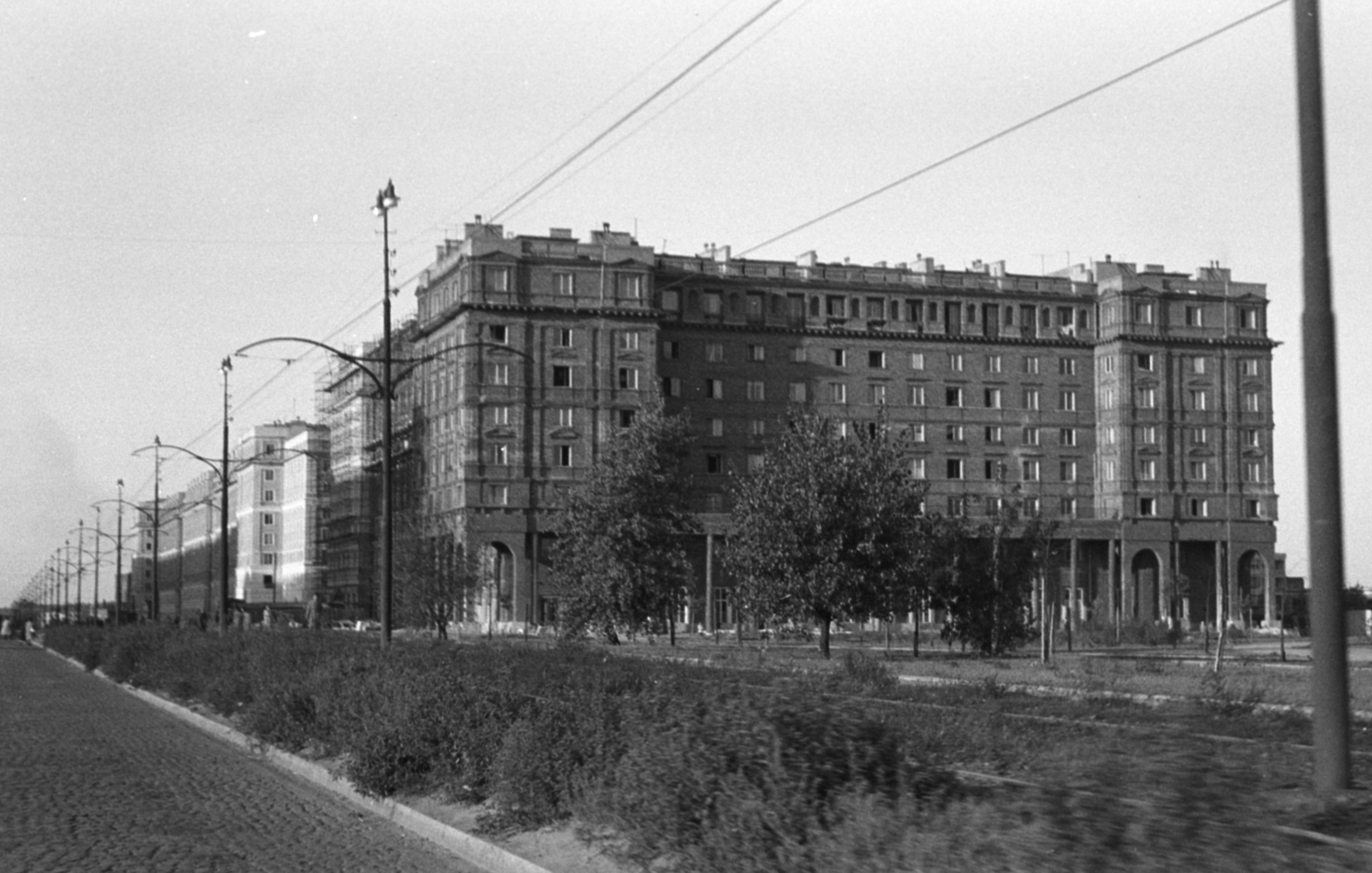 Poland, Warsaw, az ulica Gen. W. Andersa (Nowotki) az ulica Muranowska felé nézve, jobbra az épület előtt az ulica Świętojerska., 1959, Tölg Anna, street view, Fortepan #189522