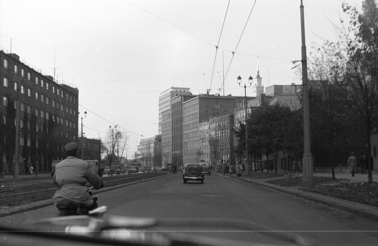 Poland, Warsaw, aleja Niepodległości, középen az ulica Koszykowa kereszteződésétől folytatólag az ulica Tytusa Chałubińskiego. Jobbra a Lengyel Posta épülete., 1959, Tölg Anna, street view, Fortepan #189523