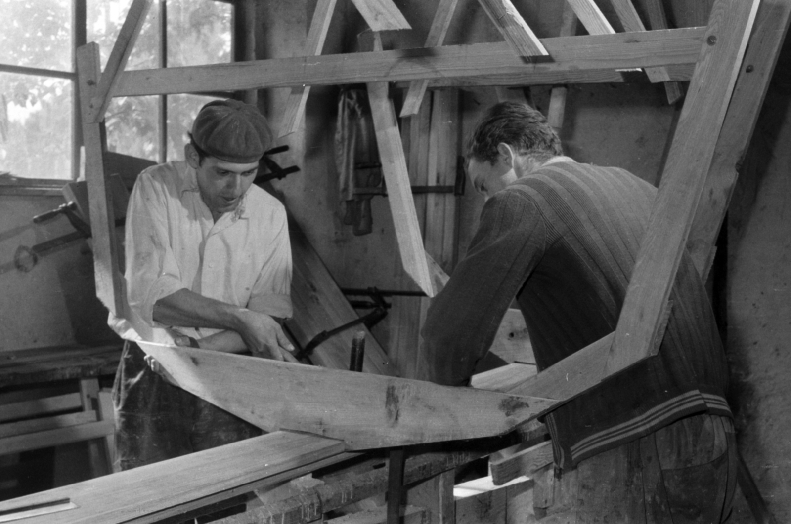 Hungary, Balatonfüred, a Balatonfüredi Hajógyár sporthajó gyártó részlege., 1960, Tölg Anna, rolled up sleeves, worker, shipwright, carpenter, Fortepan #189553
