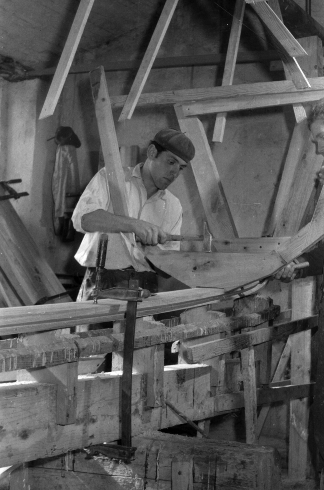 Hungary, Balatonfüred, a Balatonfüredi Hajógyár sporthajó gyártó részlege., 1960, Tölg Anna, rolled up sleeves, tool, worker, shipwright, Fortepan #189554
