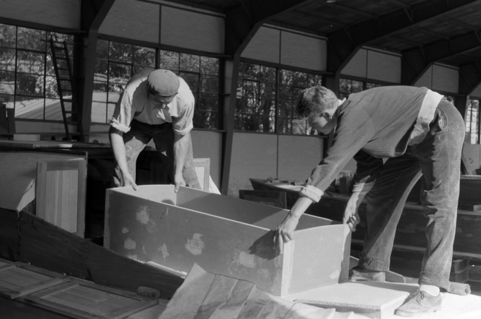 Hungary, Balatonfüred, a Balatonfüredi Hajógyár sporthajó gyártó részlege., 1960, Tölg Anna, chest, Fortepan #189557