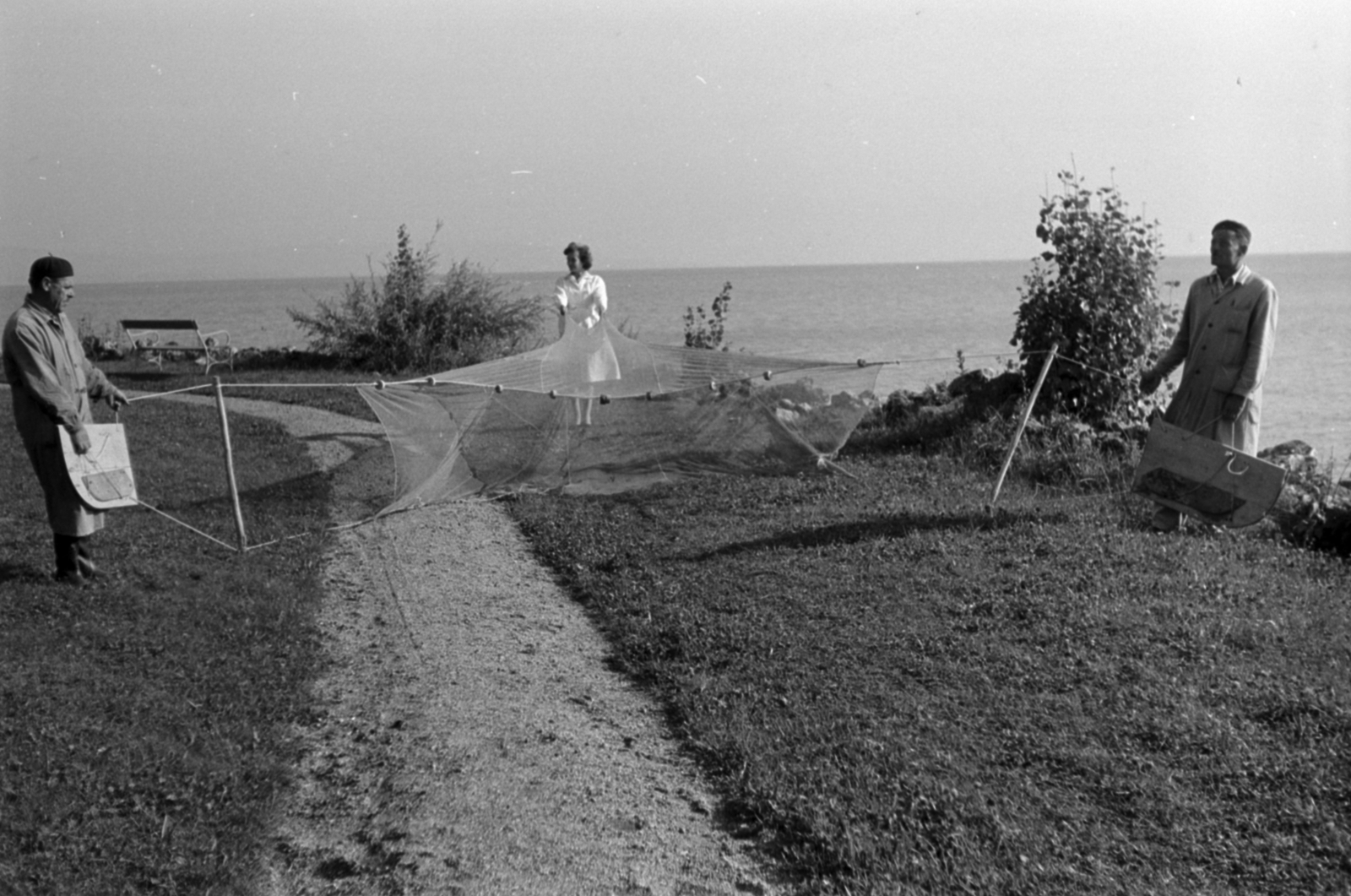 Hungary,Lake Balaton, Tihany, a Magyar Tudományos Akadémia Biológiai Kutatóintézete (később Ökológiai Kutatóközpont Balatoni Limnológiai Intézet)., 1960, Tölg Anna, overall, fishing net, Fortepan #189576