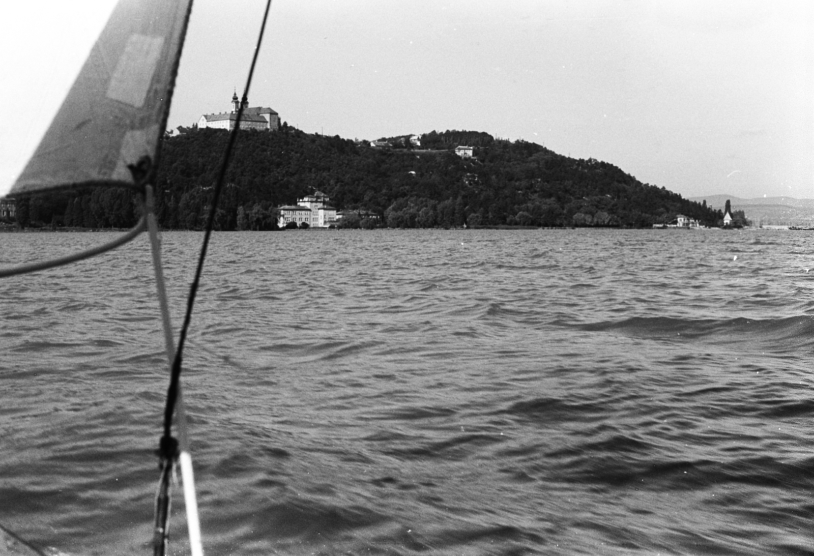 Hungary,Lake Balaton, Tihany, szemben a Magyar Tudományos Akadémia Biológiai Kutatóintézetének épülete (később Ökológiai Kutatóközpont Balatoni Limnológiai Intézet) és fent a Bencés Apátság., 1960, Tölg Anna, Tihany boat, ship, lake, Fortepan #189586