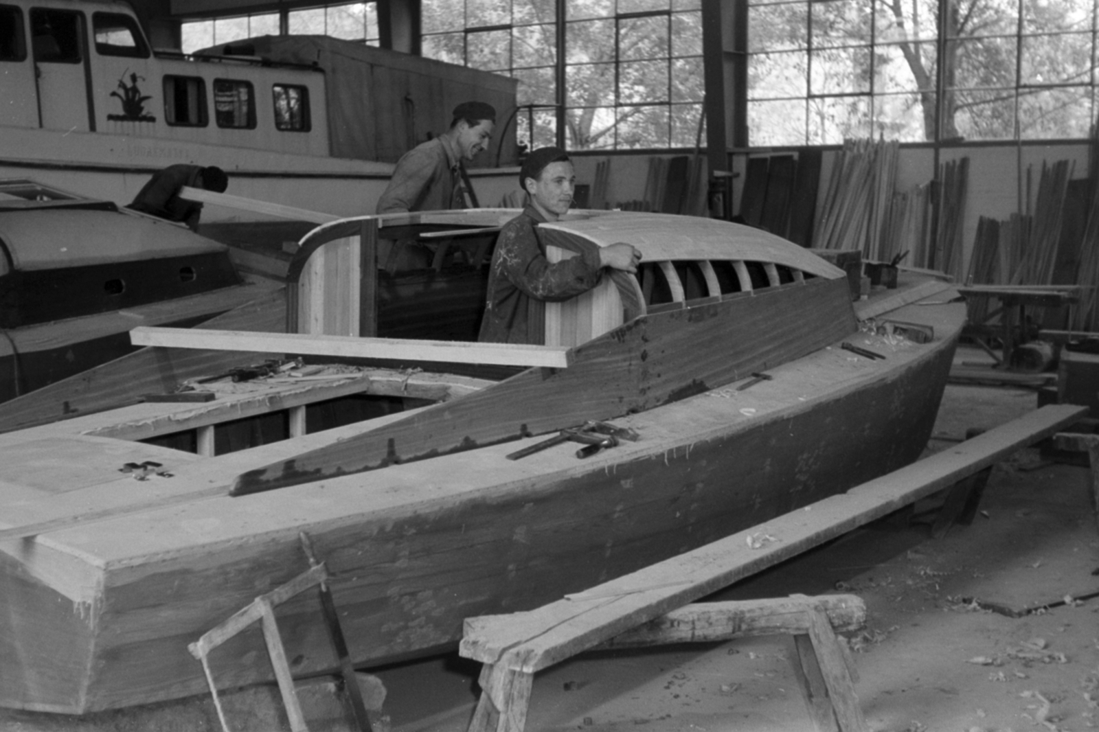Hungary, Balatonfüred, a Balatonfüredi Hajógyár sporthajó gyártó részlege., 1960, Tölg Anna, shipwright, Fortepan #189596