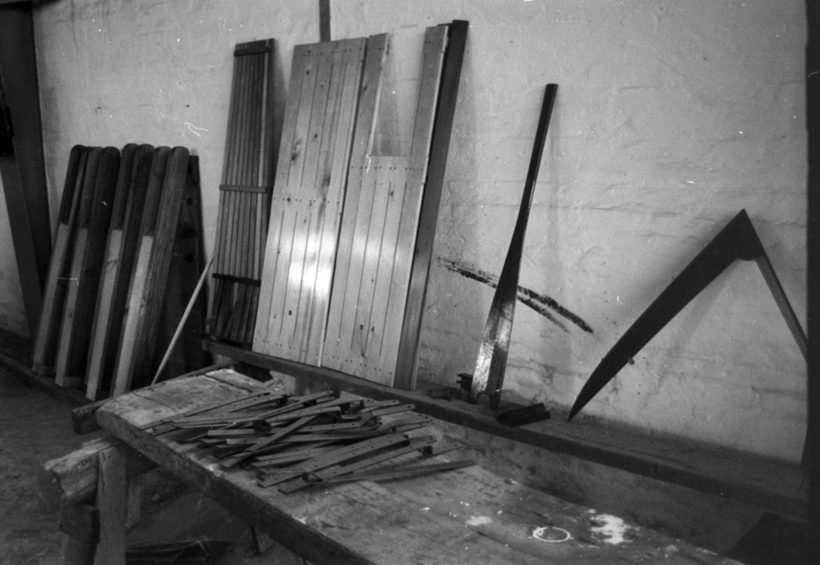 Hungary, Balatonfüred, a Balatonfüredi Hajógyár sporthajó gyártó részlege., 1960, Tölg Anna, workshop, workbench, Fortepan #189606