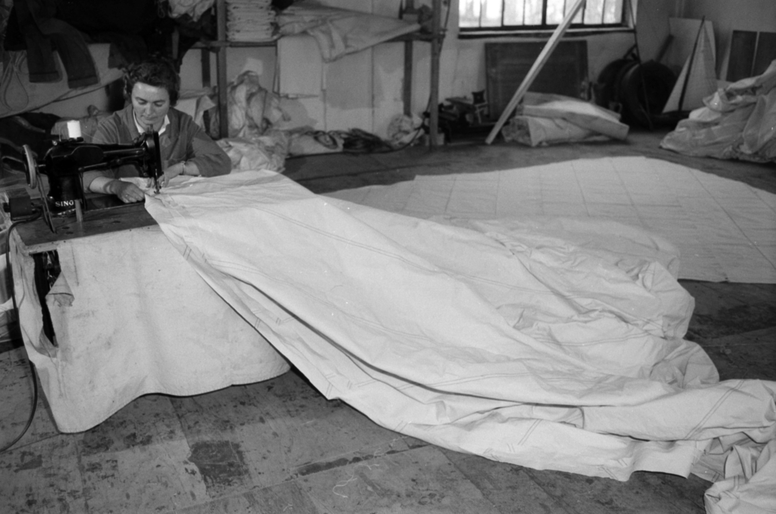 Hungary, Balatonfüred, a Balatonfüredi Hajógyár sporthajó gyártó részlegének vitorla varró műhelye., 1960, Tölg Anna, sewing machine, sailcloth, Fortepan #189629