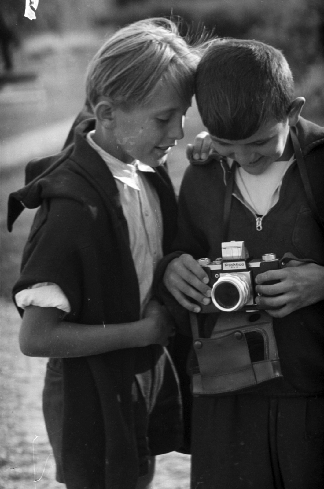 1961, Tölg Anna, curiosity, camera, kids, Fortepan #189691