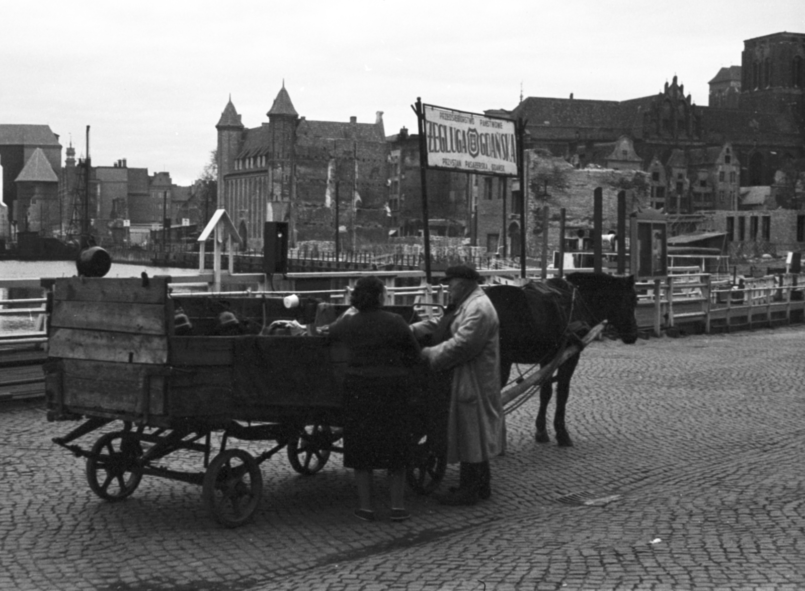 Poland, Gdańsk, ulica Rybackie Pobrzeże, szemben a tornyos épület a Straganiarska-kapu (Brama Straganiarska)., 1959, Tölg Anna, Horse-drawn carriage, Fortepan #189704