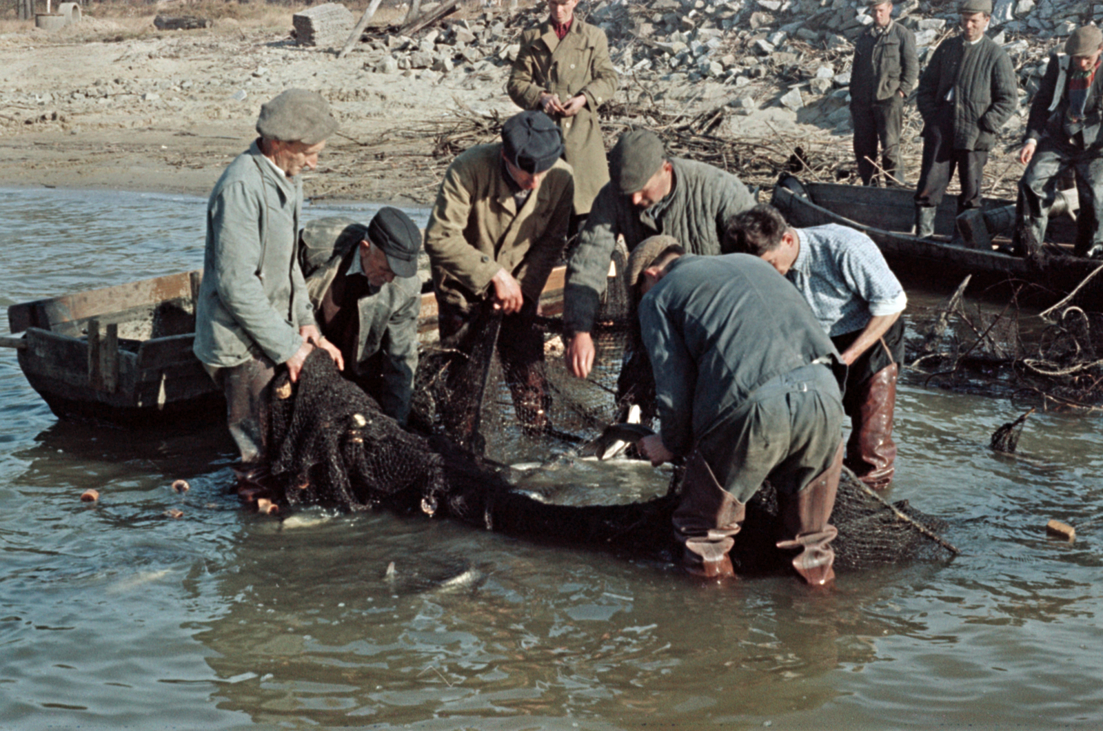 Lengyelország, Goczałkowice-Zdrój, halászat a Goczałkowice-i víztározóban, a Visztula folyó duzzasztógátja közelében., 1961, Tölg Anna, színes, halászat, Fortepan #189720