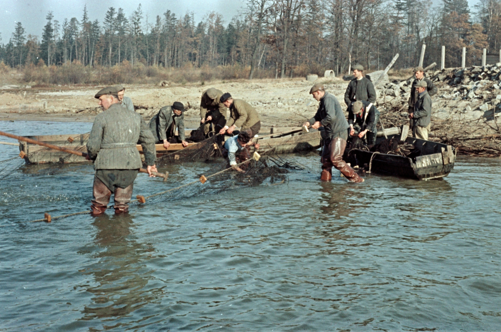 Poland, Goczałkowice-Zdrój, halászat a Goczałkowice-i víztározóban, a Visztula folyó duzzasztógátja közelében., 1961, Tölg Anna, colorful, fishing, fisherman boots, Fortepan #189721