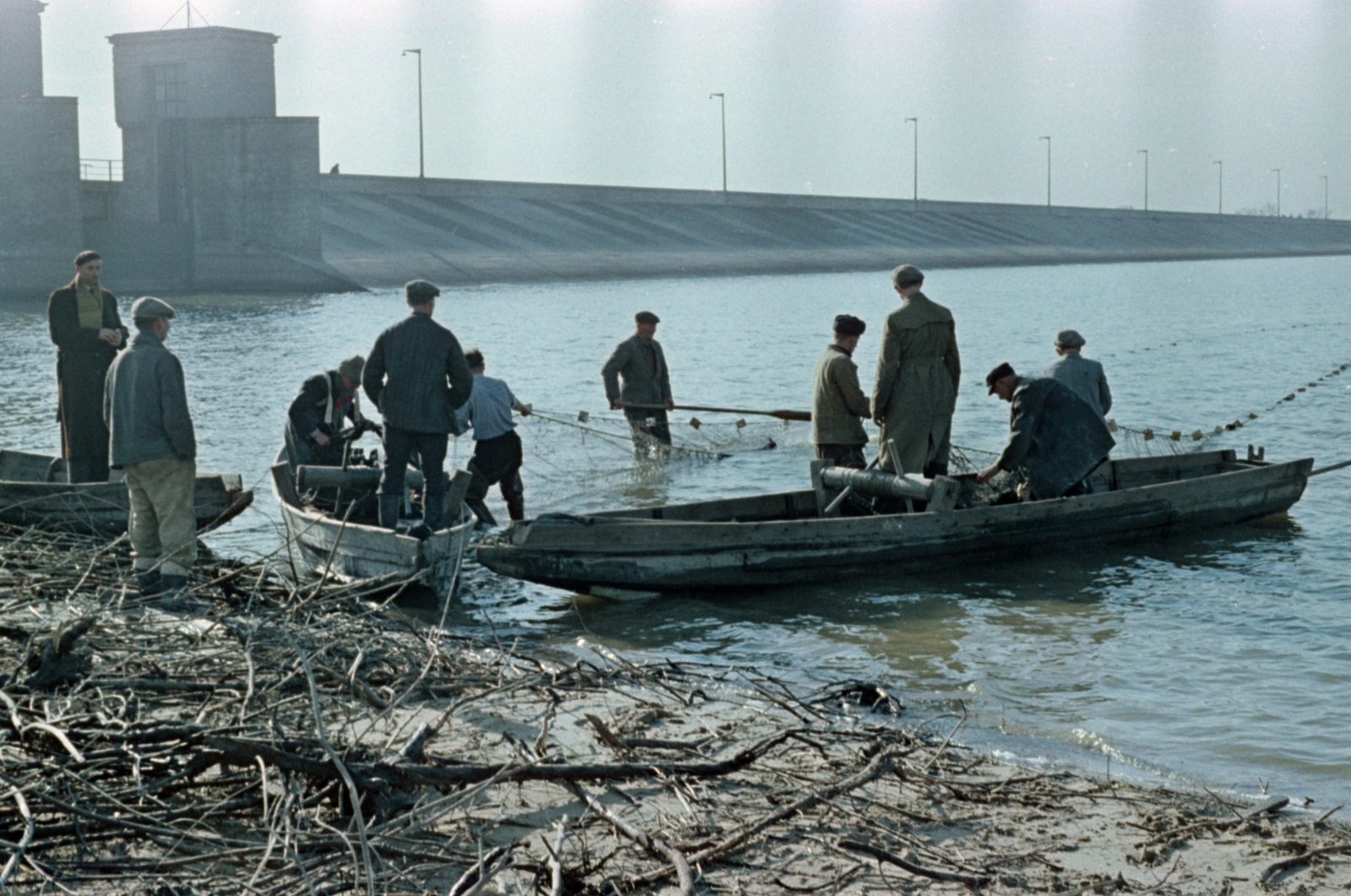 Lengyelország, Goczałkowice-Zdrój, halászat a Goczałkowice-i víztározóban. Balra a Visztula folyó duzzasztógátja., 1961, Tölg Anna, színes, Fortepan #189722