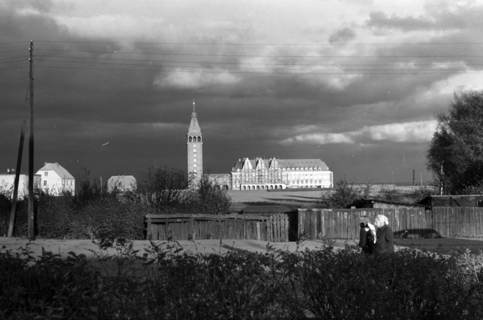 Poland, Władysławowo, ulica 1000-lecia Państwa Polskiego, a háttérben a Dom Rybaka ("Halászház", eredetileg szálloda)., 1959, Tölg Anna, picture, sky, Fortepan #189726