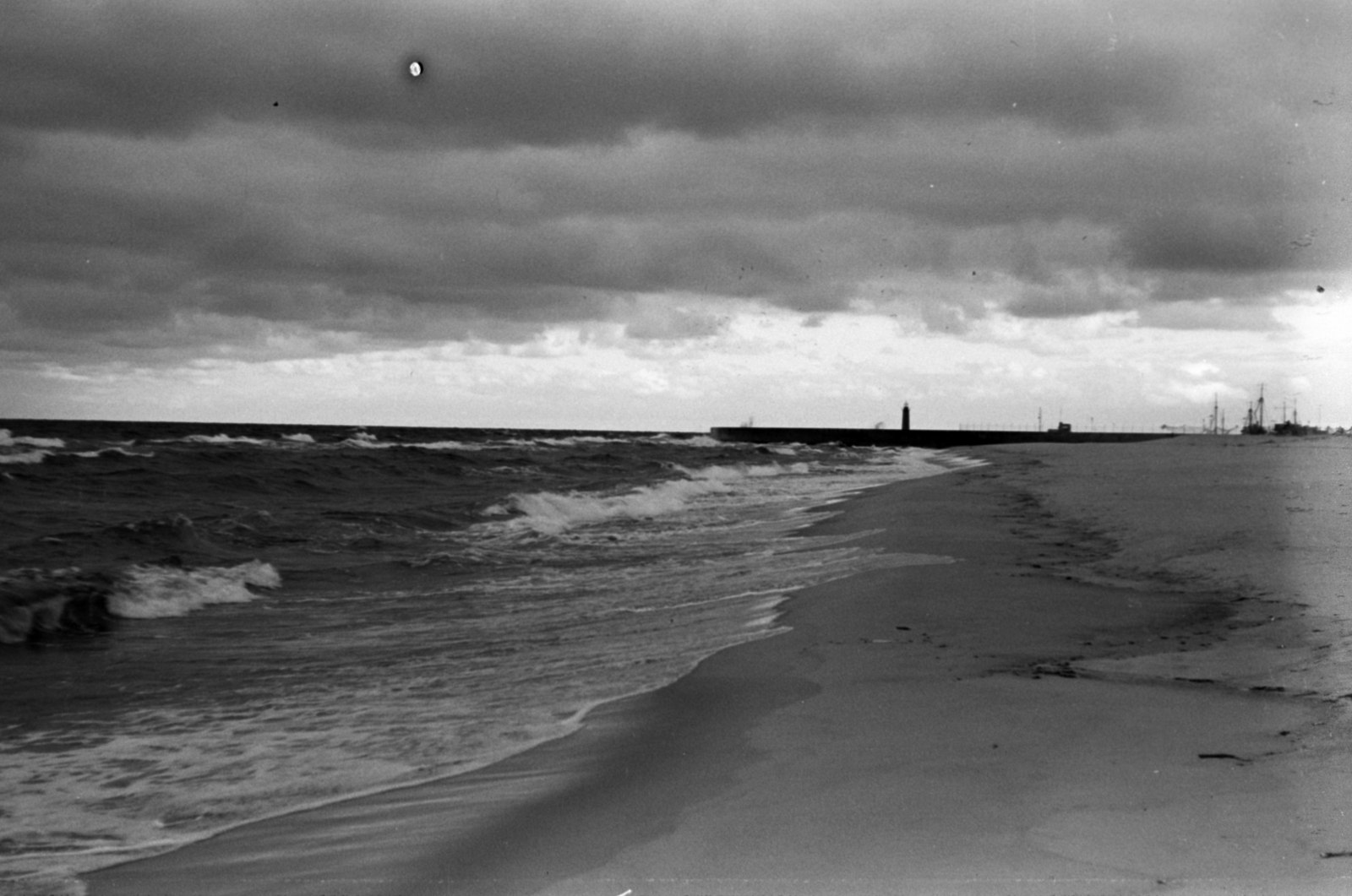 Poland, Władysławowo, a Balti-tenger partja a kikötő felé nézve., 1959, Tölg Anna, wave, Fortepan #189728