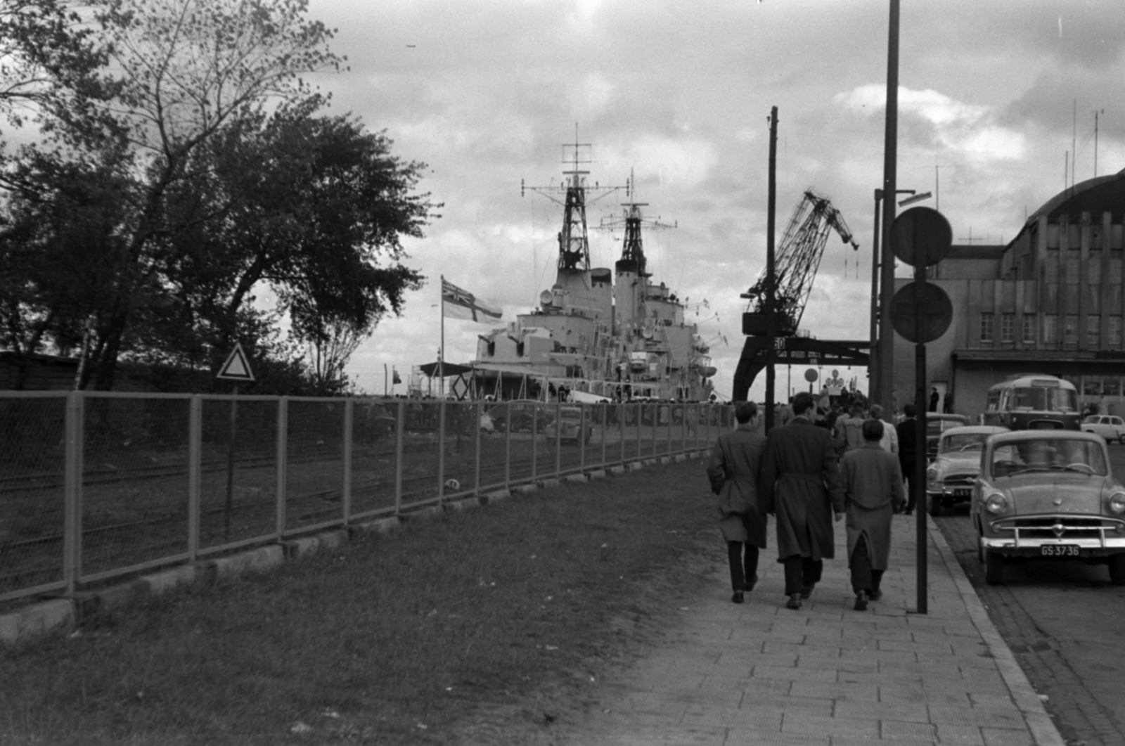 Poland, Gdynia, kikötő, Nabrzeże Francuskie, háttérben a brit Királyi Haditengerészet HMS Tiger cirkálója., 1959, Tölg Anna, port, Fortepan #189730