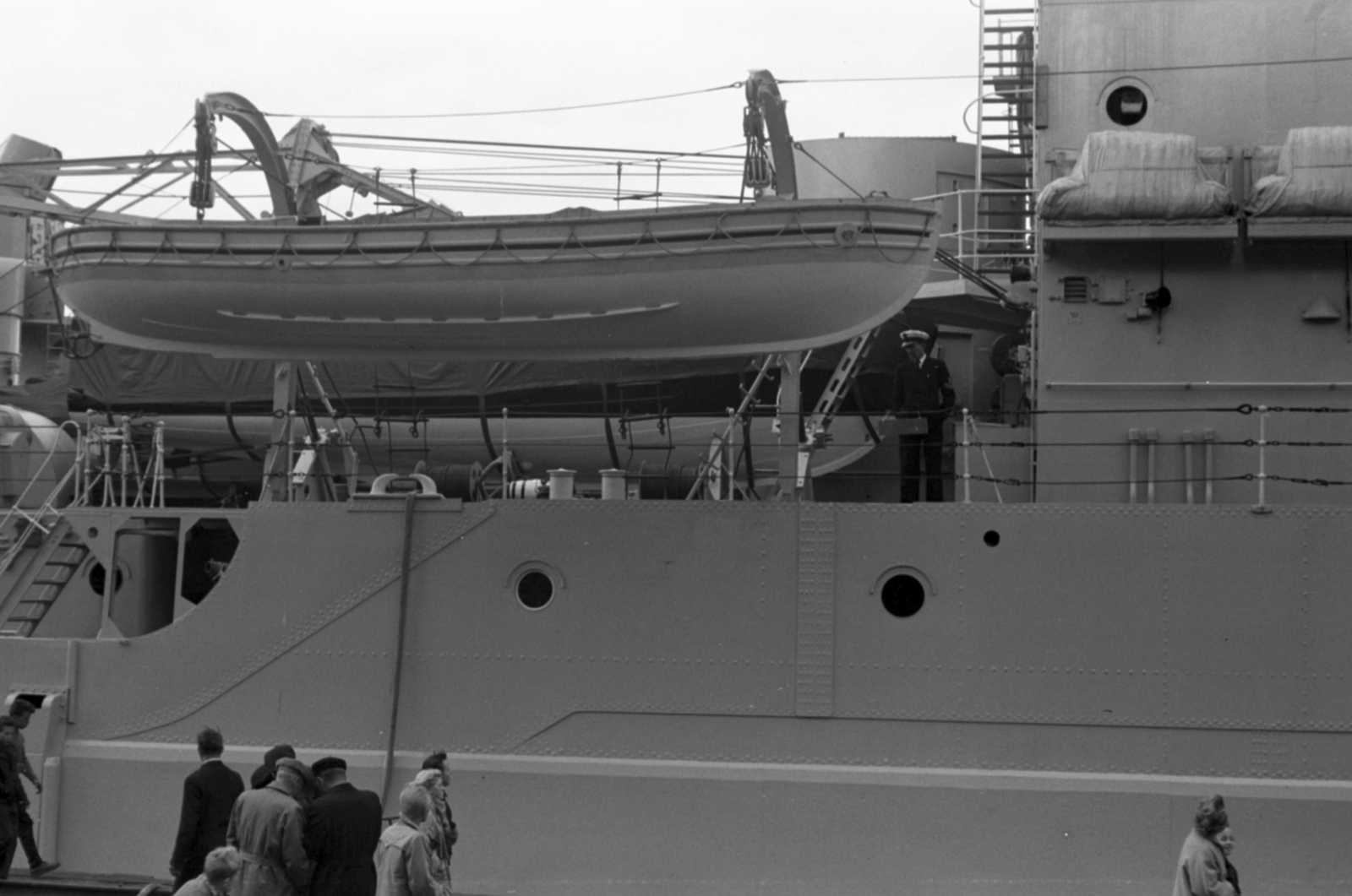 Poland, Gdynia, kikötő, Nabrzeże Francuskie, a brit Királyi Haditengerészet HMS Tiger cirkálója., 1959, Tölg Anna, skipper, lifeboat, Fortepan #189734