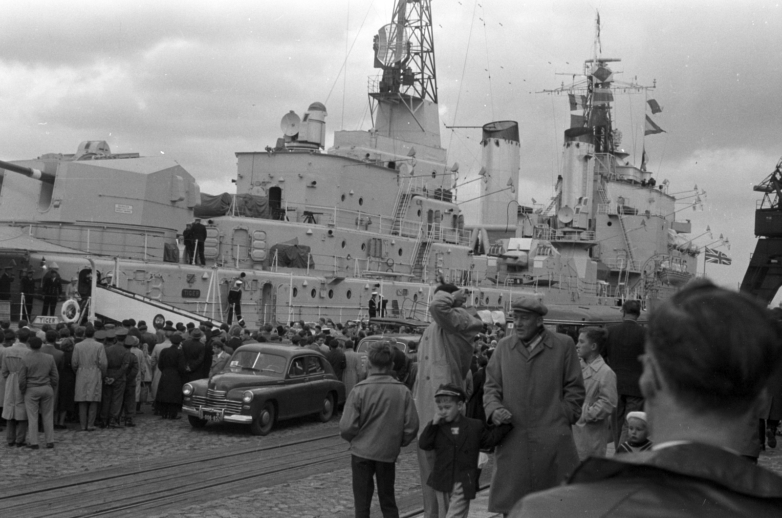 Poland, Gdynia, kikötő, Nabrzeże Francuskie, a brit Királyi Haditengerészet HMS Tiger cirkálója., 1959, Tölg Anna, pedestrian, mass, Fortepan #189742