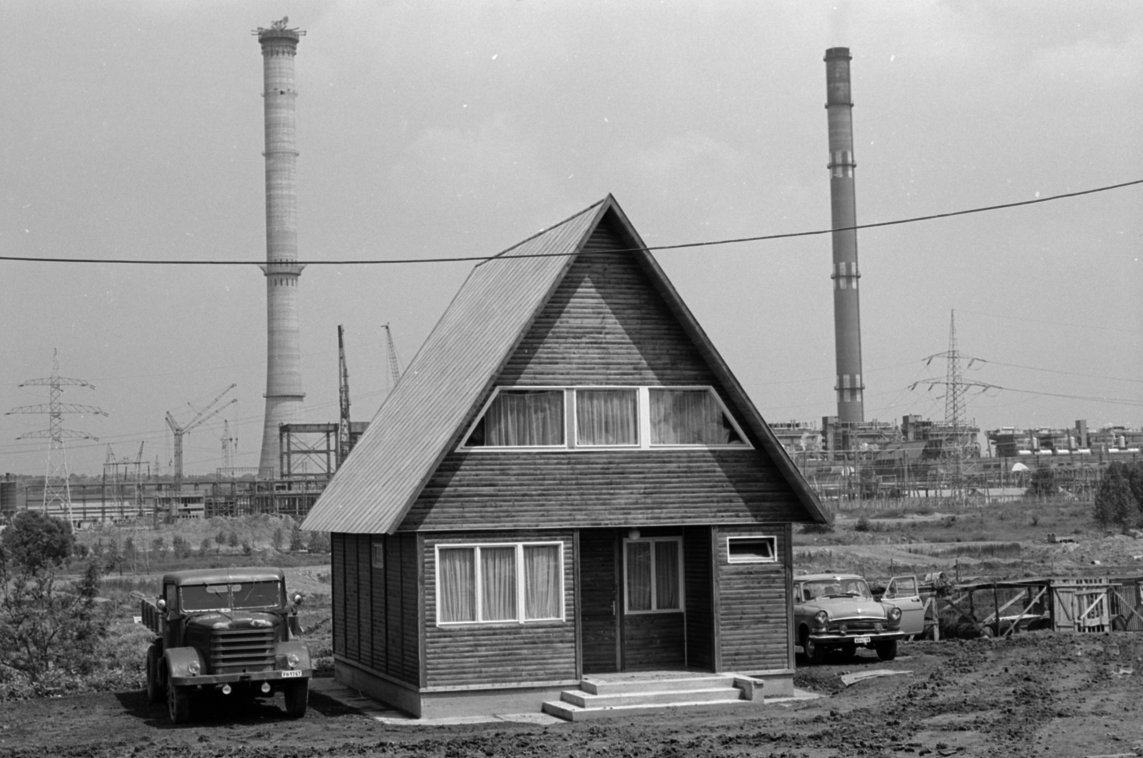 Hungary, Százhalombatta, a Temperáltvizű Halszaporító Gazdaság egyik épülete. Háttérben a Dunamenti Erőmű., 1972, Tölg Anna, chimney, pitched roof, wooden cottage, Fortepan #189749