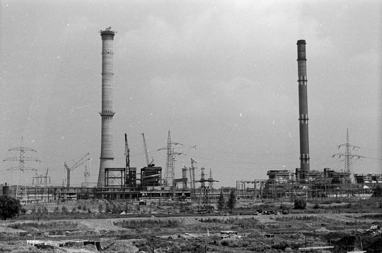 Hungary, Százhalombatta, Temperáltvizű Halszaporító Gazdaság, tereprendezési munkálatok, háttérben a Dunamenti Erőmű., 1972, Tölg Anna, Fortepan #189750