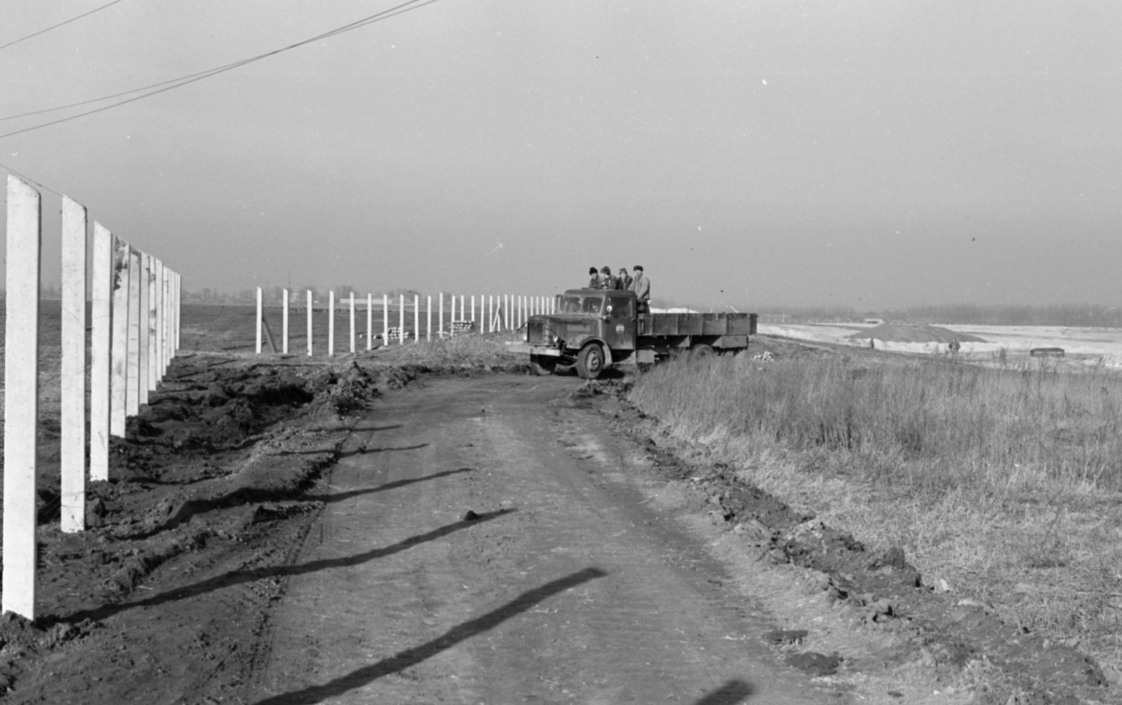 Hungary, Százhalombatta, Temperáltvizű Halszaporító Gazdaság, tereprendezési munkálatok, háttérben a Dunamenti Erőmű., 1972, Tölg Anna, commercial vehicle, Fortepan #189834