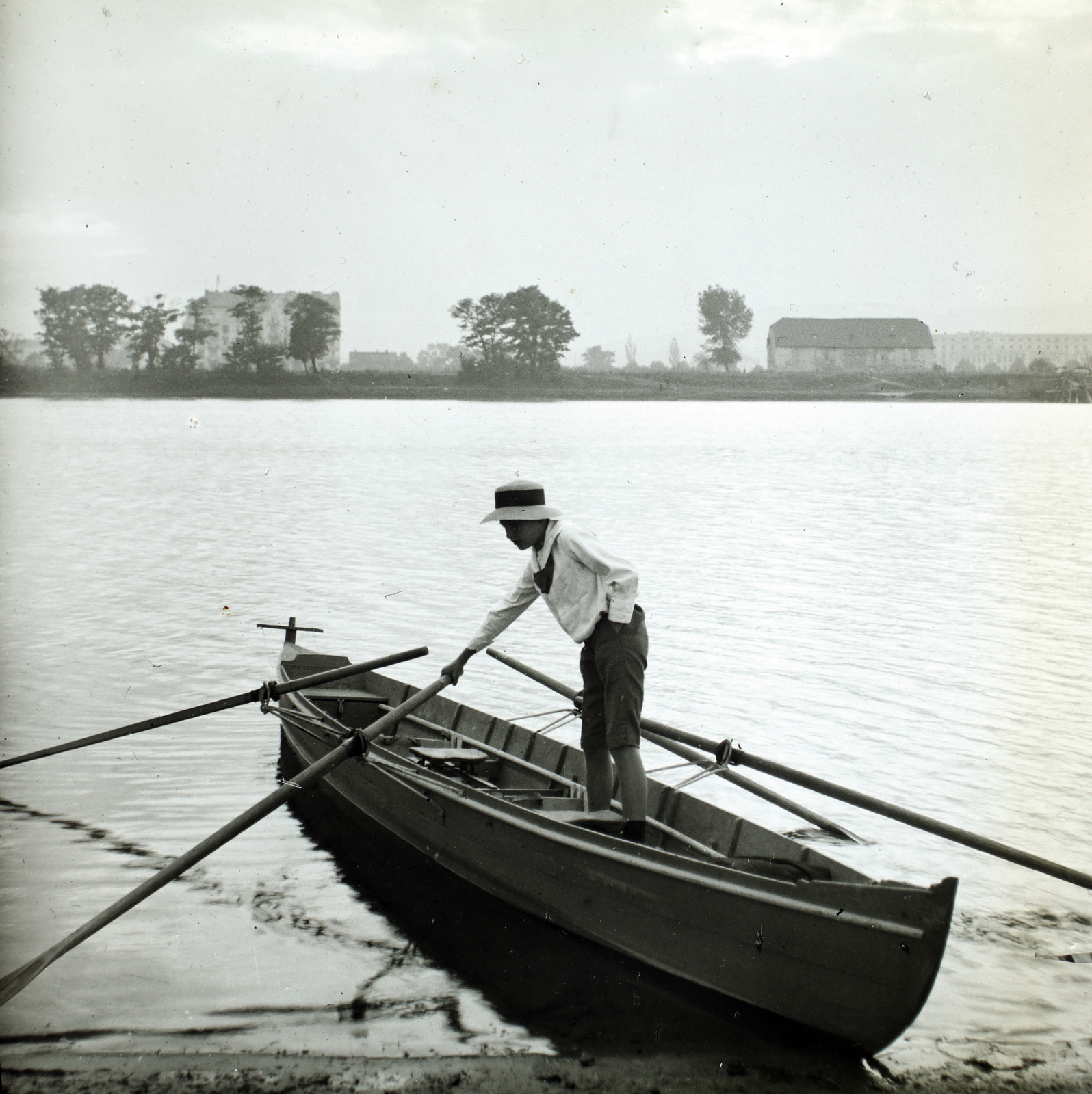 Hungary, Budapest XI., Lágymányosi-tó, szemben balra a Budafoki út 81., a kép jobb szélén halványan a Lágymányosi Dohánygyár látszik., 1912, Fortepan/Album042, Budapest, boat, hat, paddle, Fortepan #189936