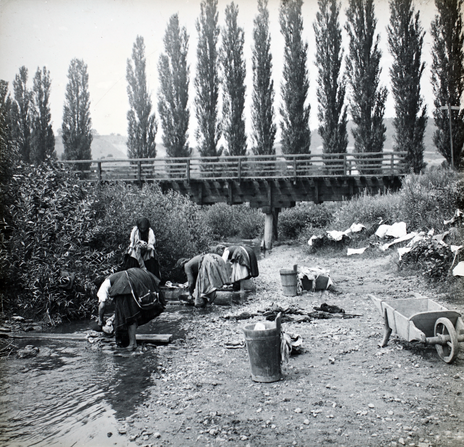 1900, Fortepan/Album042, híd, mosás, Fortepan #189937