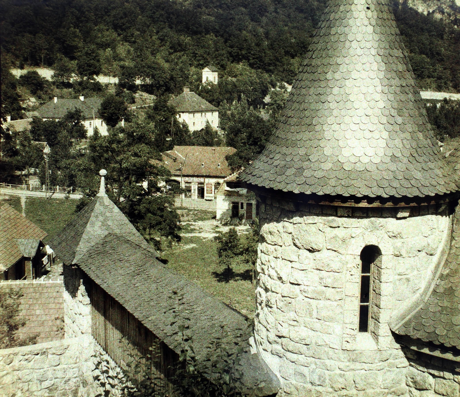 Hungary, Lillafüred, Miskolc, torony a Palotaszálló függőkertjének alsó kapujánál., 1932, Fortepan/Album042, Fortepan #189946