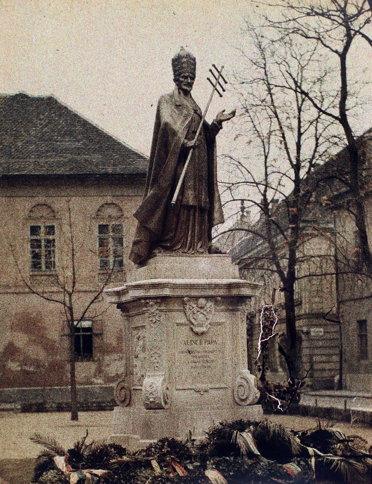 Magyarország, budai Vár, Budapest I., Hess András (Ince pápa) tér, XI. Ince pápa szobra (Damkó József, 1936.)., 1936, Fortepan/Album042, Budapest, színes, Fortepan #189949