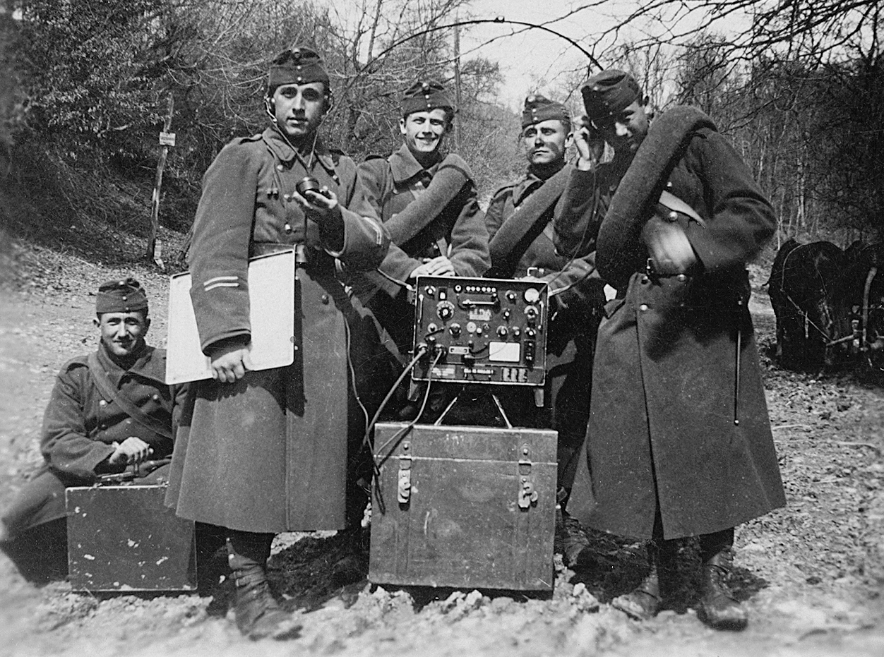 Híradó katonák egy R/3-as típusú katonai rádióval., 1941, Erky-Nagy Tibor, csoportkép, rádió, katona, Bocskai sapka, Fortepan #18998