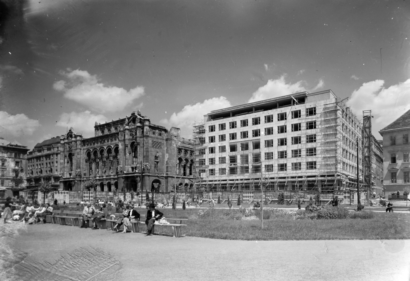 Hungary, Budapest V., a MAHART székház, a Vigadó és mellette az Apáczai Csere János utcában épülő ÁMTI (később UVATERV-MÉLYÉPTERV) székház a Dunakorzóról nézve., 1951, UVATERV, Budapest, modern architecture, construction, Fortepan #189982