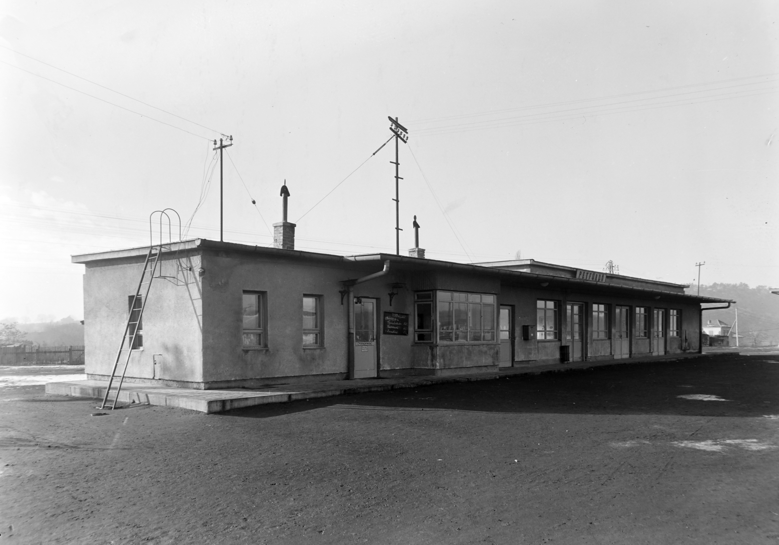 Hungary, Pétfürdő, (ekkor Várpalota része), vasútállomás., 1955, UVATERV, trash can, modern architecture, letter box, flat roof, ladder, train station, Fortepan #189997